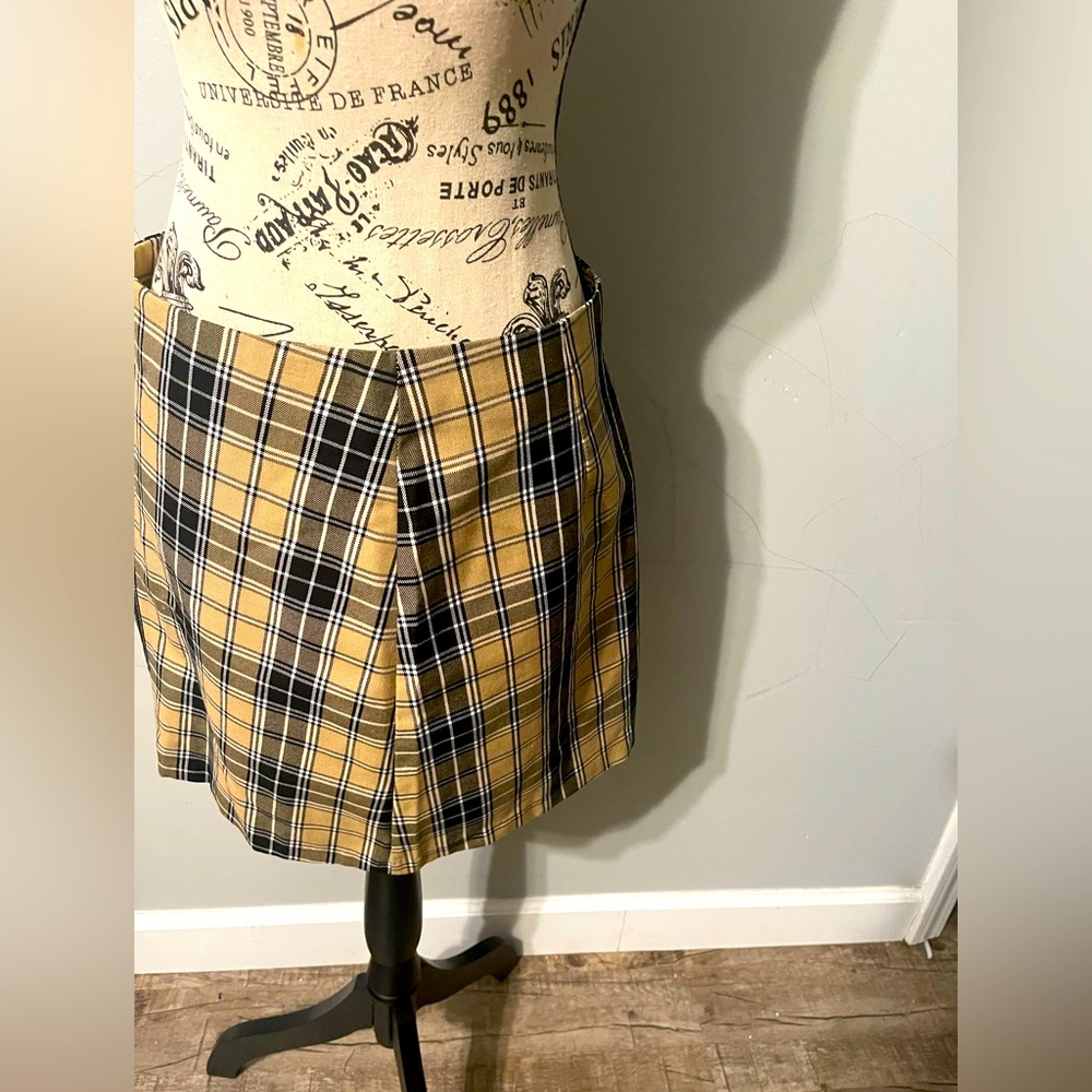Women’s size 8 mini plaid skirt. Full zip up